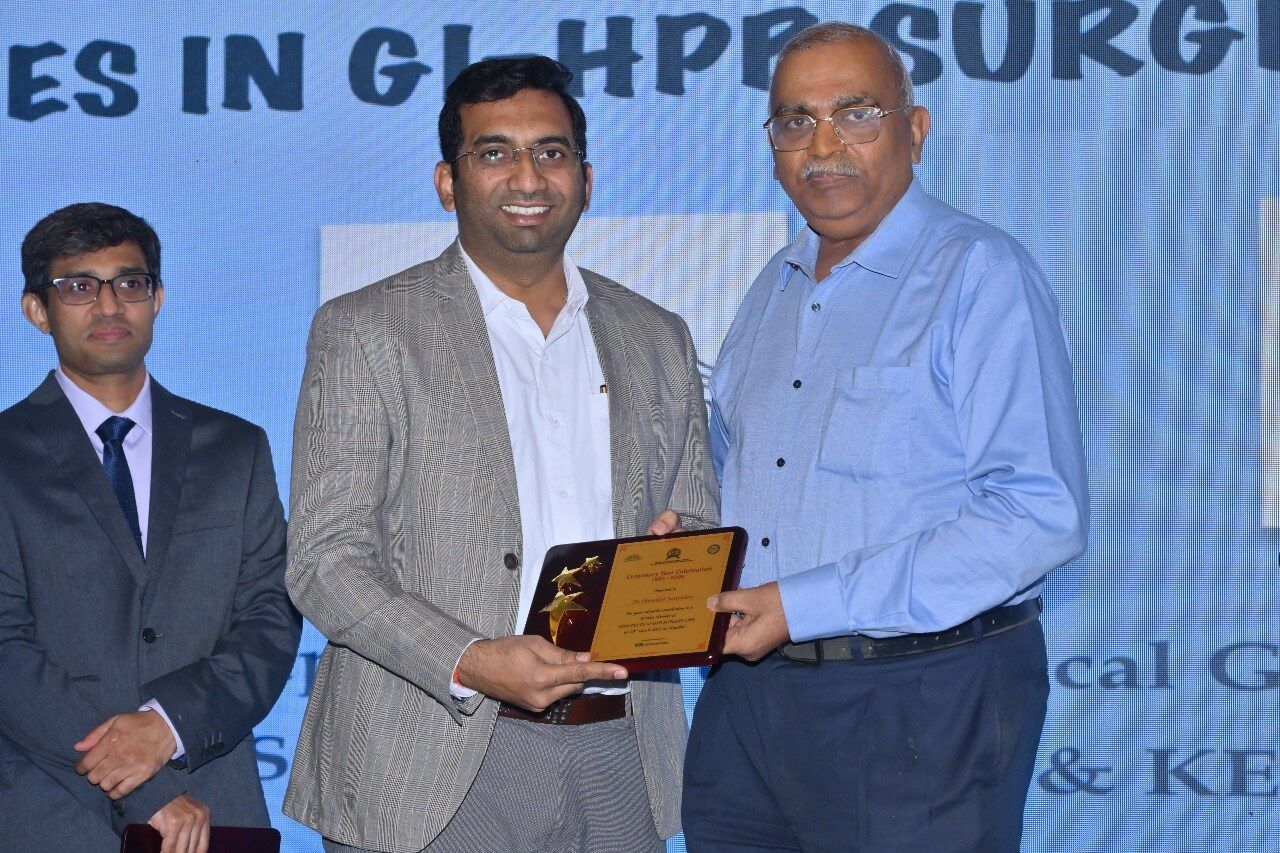 Dr. Sawarkar receiving an award at a GI-HPB surgery meeting